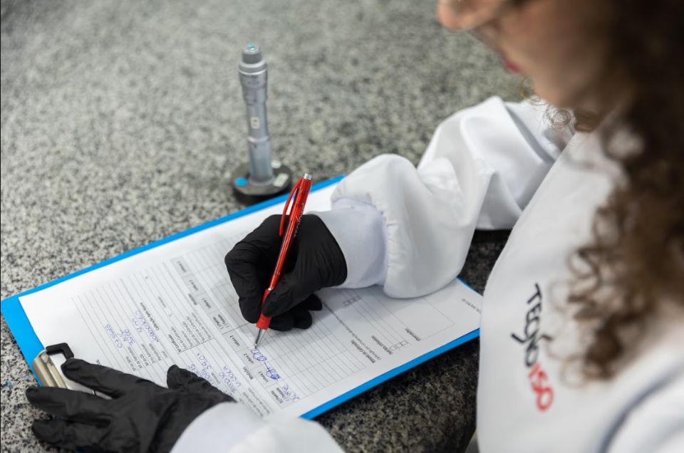 Técnica TECNOISO registrando calibração